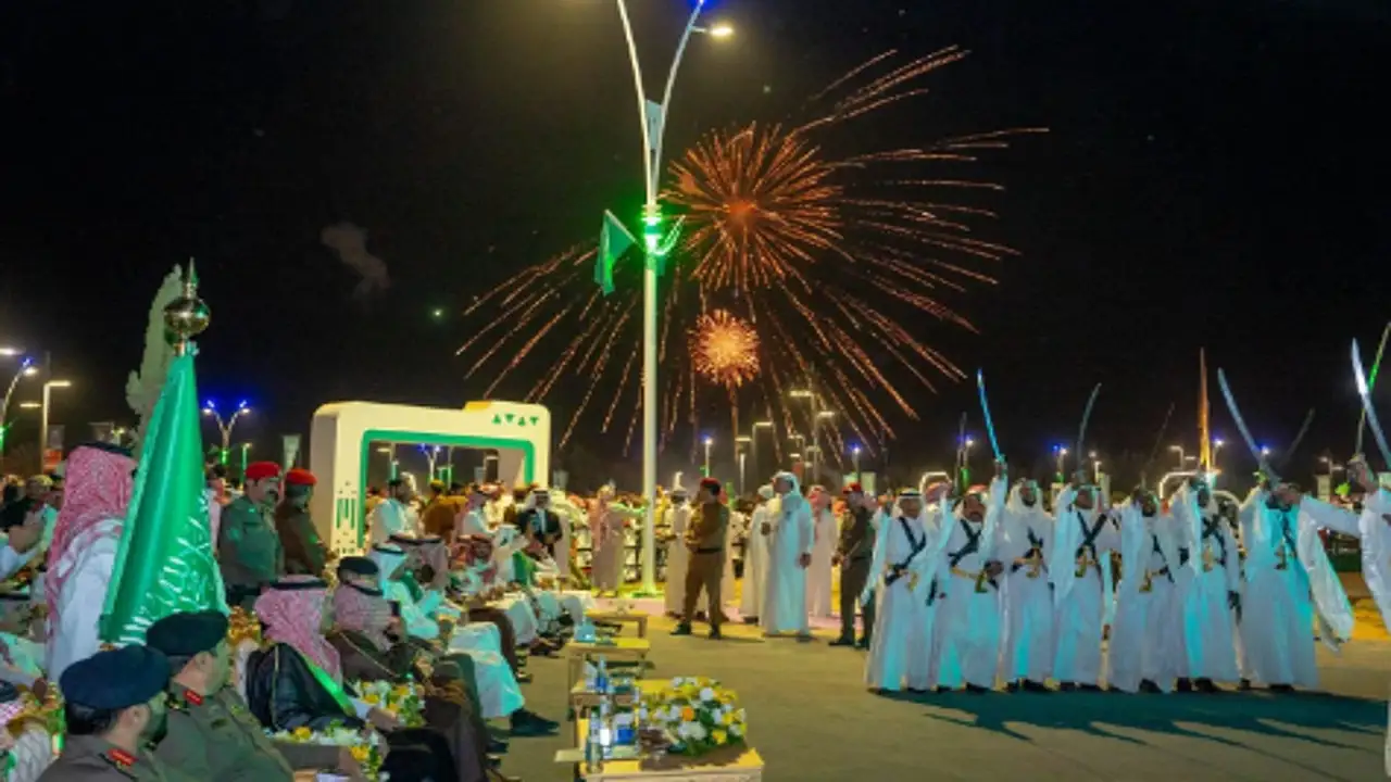 أهالي طبرجل يحيون اليوم الوطني بعروض تراثية ومواكب هجن تجوب الشوارع